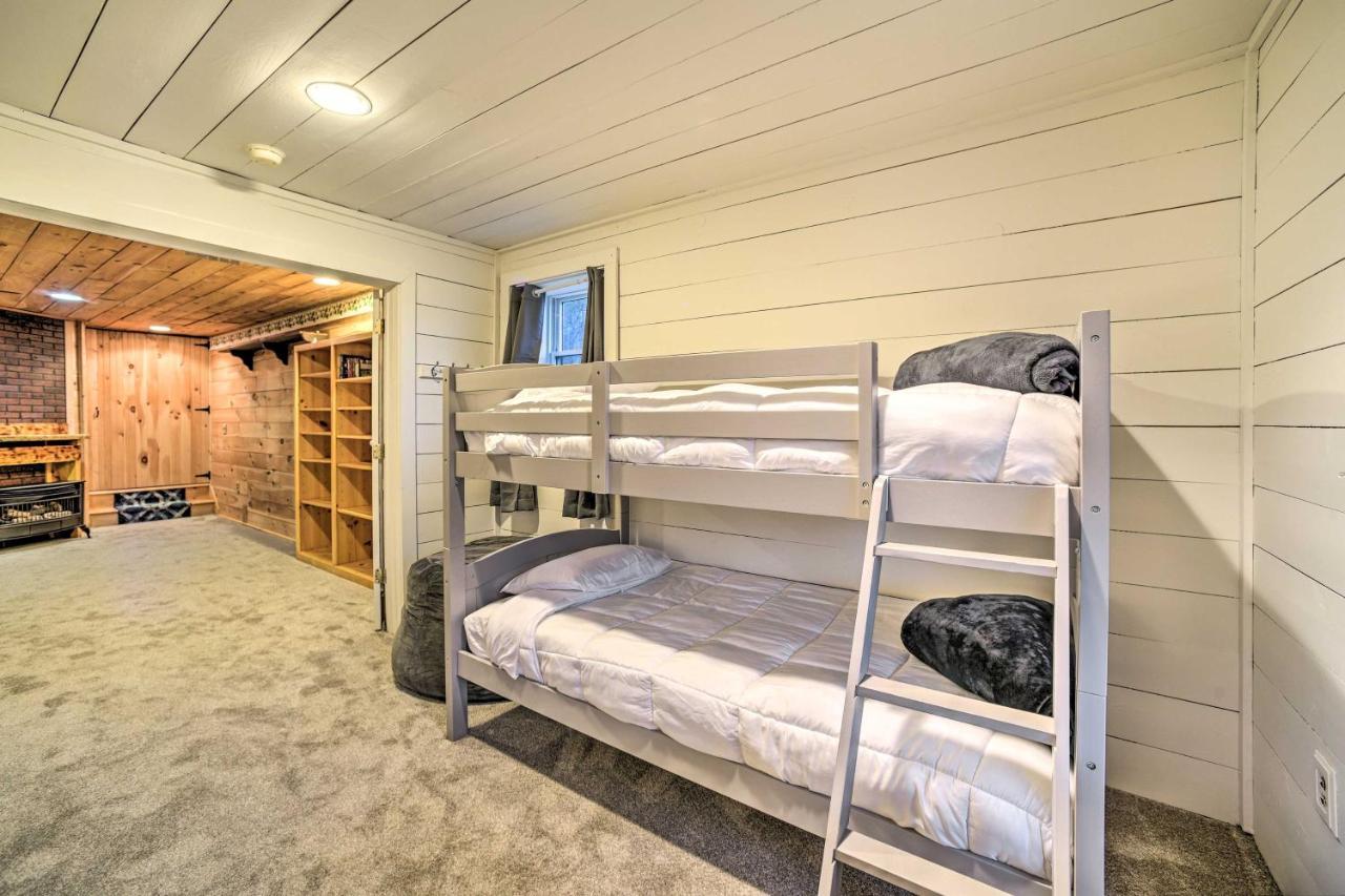 Spacious Cabin With Decks Near Saratoga Springs Middle Grove Eksteriør billede