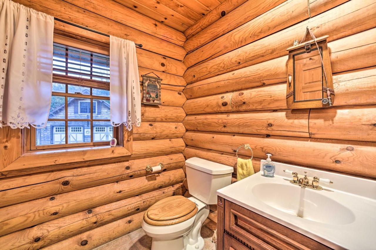 Spacious Cabin With Decks Near Saratoga Springs Middle Grove Eksteriør billede